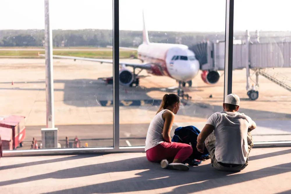 Couple sitting at airport in Performance-Wear.
